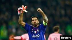 Gianluigi Buffon après un match de Ligue des champiuons contre Moenchengladbach, Allemagne le novembre 2015 