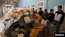 Para siswa Yordan melihat eksebisi mengenai sampah plastik di lautan, di Amman, 19/11/2014. 