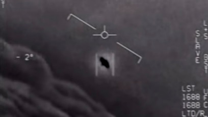 Hình ảnh chụp từ video ngày 28 tháng 4, 2020 do Bộ Quốc phòng Mỹ công bố cho thấy một "hiện tượng trên không không xác định" do phi công Hải quan Mỹ quay lại trong một vụ suýt va chạm trên không.