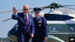 Presiden Joe Biden melambaikan tangannya saat akan bertolak ke Wisconsin, dengan Air Force One , di Pangkalan Angkatan Udara Andrews, Md., Selasa, 29 Juni 2021 (AP Photo/Evan Vucci)