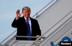 U.S. President Donald Trump waves as he arrives in Zurich, Switzerland, Jan. 25, 2018.
