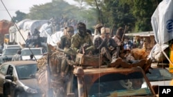 Des militaires escortant des musulmans fuyant Bangui