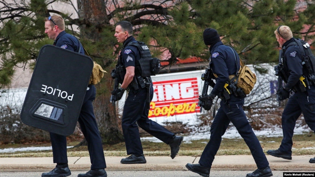Polisi melakukan penyisiran di lapangan parkir supermarket King Soopers di Boulder, Colorado pasca insiden penembakan Senin sore (22/3). 