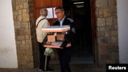 Član izborne komisije sa glasačkom kutijom, Ronda, Španija 21. decembar 2015. 