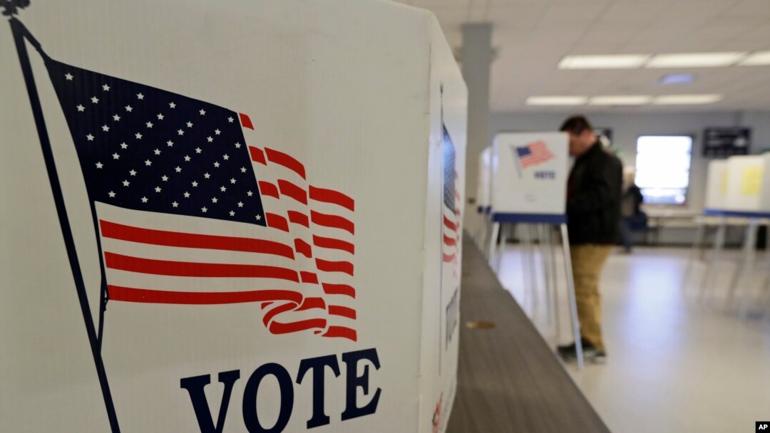Seorang pria memberikan suara saat pemungutan suara awal, Jumat, 13 Maret 2020, di Cleveland. (Foto: AP/Tony Dejak)