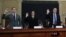 Pravni stručnjaci Noa Feldman, Pamela Karlan, Majkl Gerhart i Džonatan Tarli polažu zakletvu pred današnje svedočenje u Kongresu (Foto: AP) 