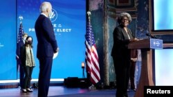 時為當選總統的拜登聽取被他提名為美國常駐聯合國代表的托馬斯-格林菲爾德講話。 (2020年11月24日）