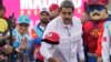 Presiden Venezuela Nicolas Maduro melempar topi ke arah pendukungnya saat berkampanye di Caracas, Venezuela, pada 8 Juli 2024. (Foto: AP/Ariana Cubillos)