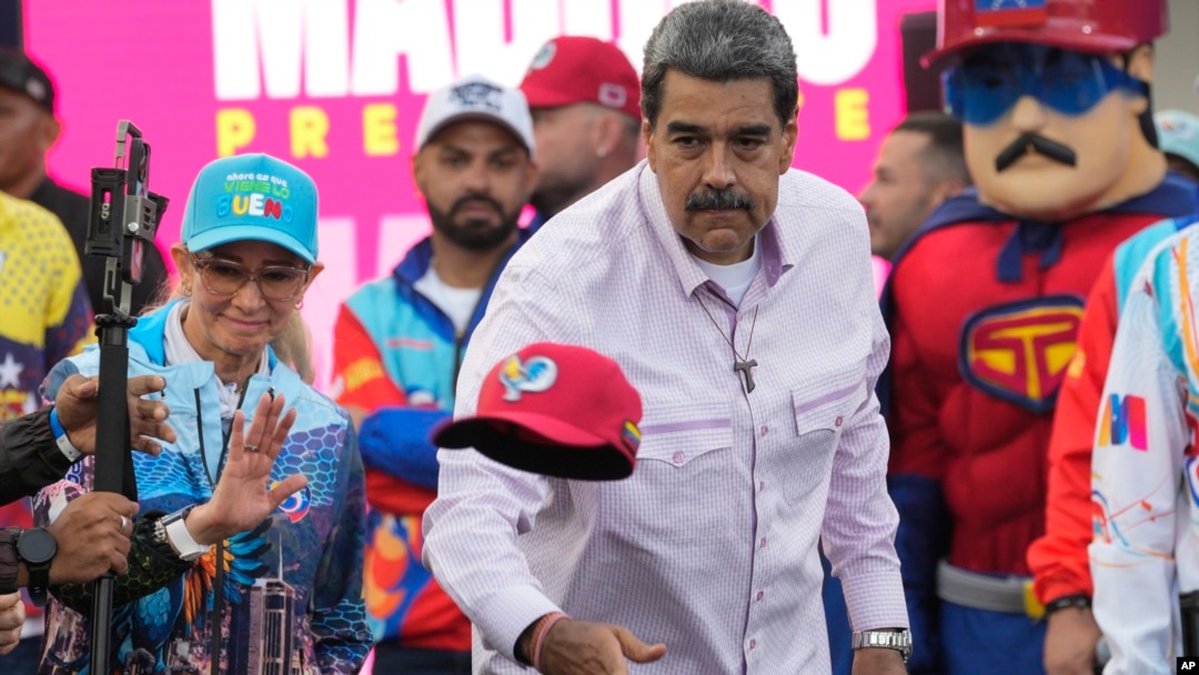 Presiden Venezuela Nicolas Maduro melempar topi ke arah pendukungnya saat berkampanye di Caracas, Venezuela, pada 8 Juli 2024. (Foto: AP/Ariana Cubillos)