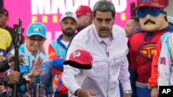 Presiden Venezuela Nicolas Maduro melempar topi ke arah pendukungnya saat berkampanye di Caracas, Venezuela, pada 8 Juli 2024. (Foto: AP/Ariana Cubillos)