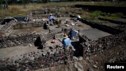 Para arkeolog bekerja di kota kuno San Juan Teotihuacan, pinggiran Mexico City, Meksiko (foto: dok). 