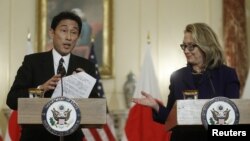 18일, 국무부에서 공동기자회견을 가진 클린턴 미 국무장관과 기시다 일본 외무상.