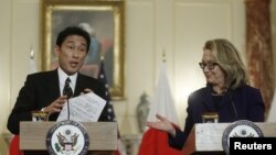 Menteri Luar Negeri AS, Hillary Clinton (kanan) dan Menteri Luar Negeri Jepang, Fumio Kishida menggelar konferensi pers bersama seusai rapat di Kantor Separtemen Luar Negeri AS di Washington DC (18/1).