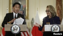 ທ່ານນາງ Hillary Clinton (ຂວາ) ລັດຖະມົນຕີກະຊວງການຕ່າງປະເທດສະຫະລັດ ແລະ ທ່ານ Fumio Kishida ລັດຖະມົນຕີການຕ່າງປະເທດຍີ່ປຸ່ນ ໃນກອງປະຊຸມໃຫ້ສຳພາດຂ່າວ ຮ່ວມກັນ ທີ່ນະຄອນວໍຊິງຕັນດີຊີ ໃນວັນທີ 18 ມັງກອນ 2013.