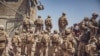 Marinir AS dengan Satuan Tugas Udara-Ground Marinir Tujuan Khusus membantu keamanan di Evacuation Control Checkpoint (ECC) selama evakuasi di Bandara Internasional Hamid Karzai, Kabul, Afghanistan. (Foto: US Marines Corps)