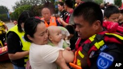 ရေကြီးရေလျှံခဲ့တဲ့ တရုတ်နိုင်ငံမြောက်ပိုင်းမှာ ကလေးငယ်တွေအပါအဝင် ဒေသခံအများအပြား ရွှေ့ပြောင်းပေးနေစဉ် (သြဂုတ် ၂၀၂၃)