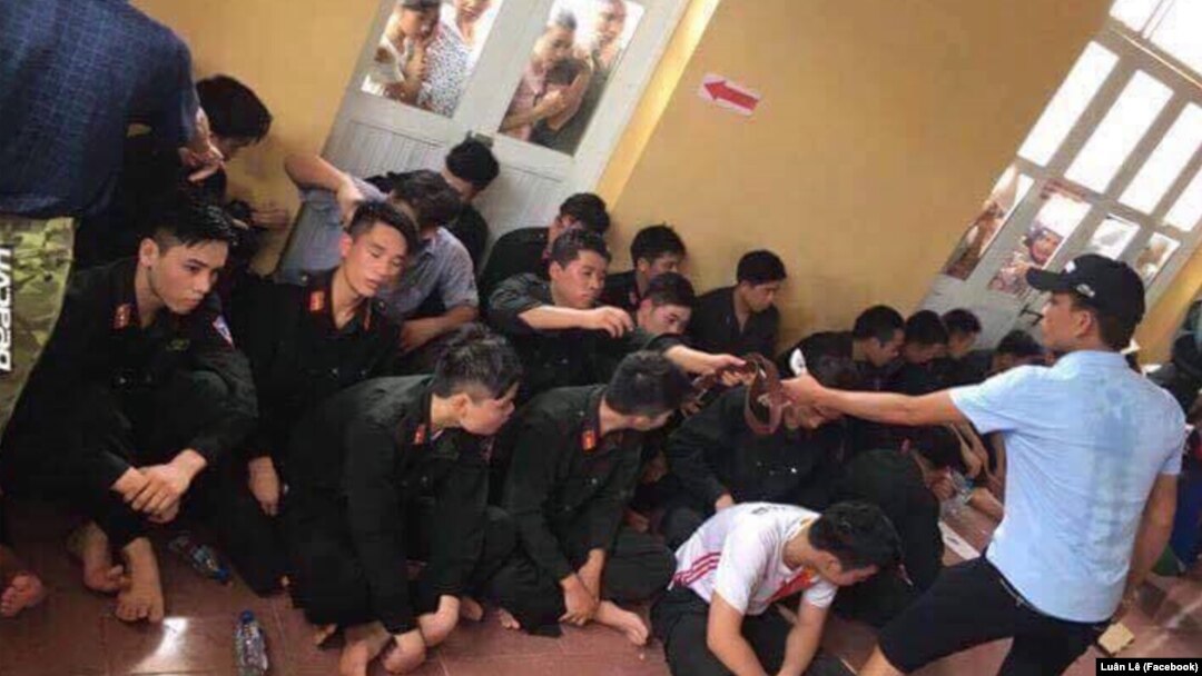 Nhiều cảnh sát cơ động bị dân làng Đồng Tâm bắt giữ hồi tháng Tư.
