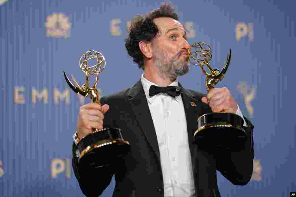 Исполнитель главной роли в сериале «Бухта вдов» Мэттью Риз (Matthew Rhys) вошел в историю как первый актер, получивший две награды за лучшую актерскую игру в разных категориях за один вечер. Он получил статуэтки в номинациях «Лучший актер в комедийном сериале» за «Бухту вдов» (Widow's Bay) и «Лучший актер в мини-сериале» за роль в сериале «Зверь во мне» (The Beast In Me).