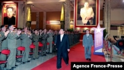 김정은 북한 국무위원장이 지난 10월 국방발전전람회 '자위-2021' 현장에서 군 장병들 앞을 지나고 있다. (자료사진)