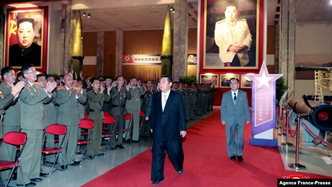 김정은 북한 국무위원장이 지난 10월 국방발전전람회 '자위-2021' 현장에서 군 장병들 앞을 지나고 있다. (자료사진)