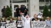Para demonstran menggelar aksi protes menuntut di luar Kedutaan Besar Arab Saudi di Washington DC, 10 Oktober 2018. Mereka menuntut keadilan untuk wartawan Saudi, Jamal Khashoggi, yang hilang setelah masuk ke Konsulat Arab Saudi di Istanbul, Turki. 