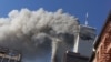 九一一事件中，纽约世界贸易中心大楼被飞机撞击后冒烟（2001年9月11日）