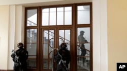Bên ngoài phòng xử trong vụ kháng cáo của Yevgeniy Nikulin. 