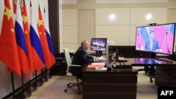 俄罗斯总统普京在莫斯科与中国领导人习近平举行在线中俄首脑峰会。（2021年12月15日）