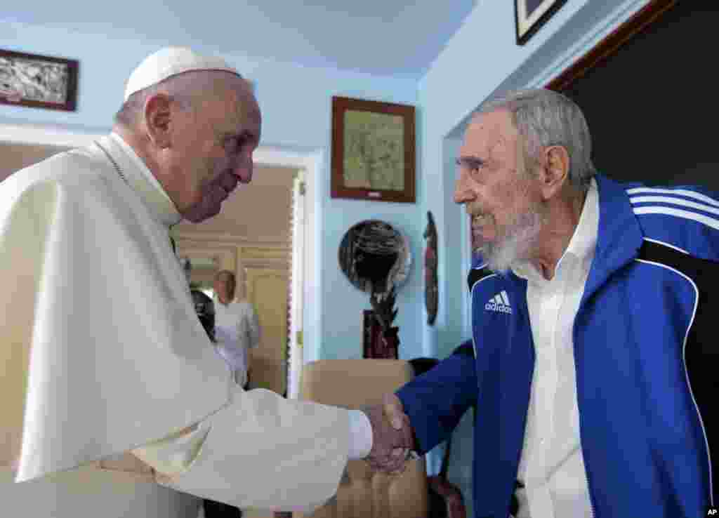 Papa Francis asalimiana na baba wa mapinduzi ya Cuba Fidel Castro shakes mjini Havana, Cuba, Jumapili, Sept. 20, 2015.