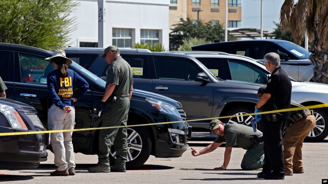 Para petugas masih menyelidiki tempat kejadian perkara penembakan, Senin, 2 September 2019, di Odesa, Texas. (Foto: AP)