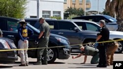 Para petugas masih menyelidiki tempat kejadian perkara penembakan, Senin, 2 September 2019, di Odesa, Texas. (Foto: AP)