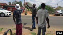 Izizalwane zeZimbabwe zidinga umsebenzi emigwaqwni edolobheni leGaborone kwele Botswana.