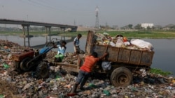 Les hommes jettent des déchets qui polluent l'environnement.