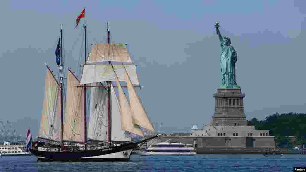 2026年7月4日，在纽约举行的庆祝美国独立250周年的“帆船巡游250”(Sail 250)活动中，荷兰双桅帆船“东斯海尔德”号(Oosterschelde)驶过纽约港自由女神像。