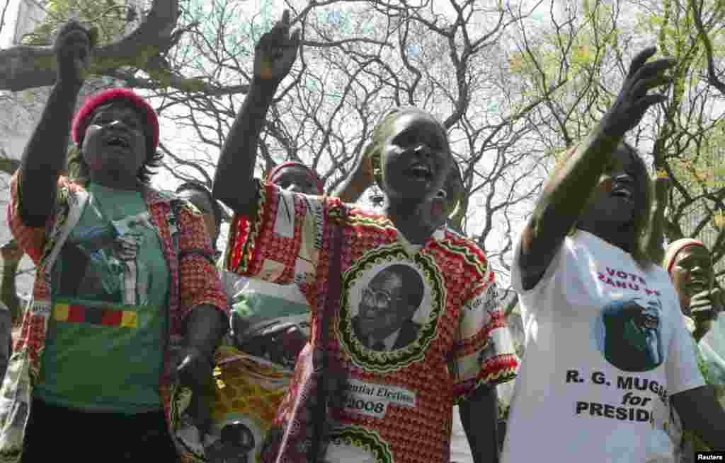 Zimbabwe&#39;s ruling ZANU-PF supporters salute President Robert Mugabe before the opening of the Parliament in Harare, August 26, 2008. Mugabe was jeered on Tuesday as he opened parliament in defiance of opposition objections, but voiced optimism for a power-sharing deal to end political turmoil.