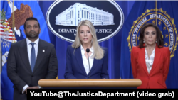 2026年2月6日，美国司法部长邦迪(中)、联邦调查局局长帕特尔(左)和哥伦比亚特区联邦检察官皮罗(右)宣布，2012年对美国驻班加西临时使团设施及附属建筑发动袭击的一名关键参与者已被拘留。