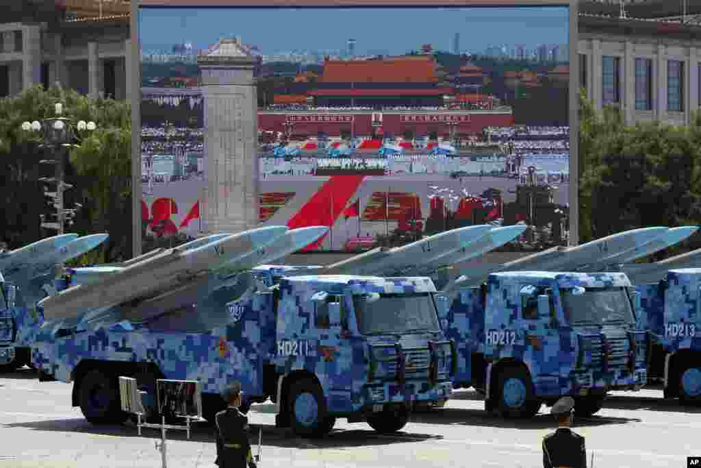 Xe quân sự chở theo&nbsp;tên lửa hành trình chống tàu YJ trong một cuộc diễu hành kỷ niệm 70 năm chiến thắng Thế chiến thứ II ở Bắc Kinh, ngày 3/9/2015.