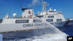 Kapal Penjaga Pantai China menggunakan meriam air terhadap kapal Penjaga Pantai Filipina di dekat Second Thomas Shoal yang dikuasai Filipina di Laut Cina Selatan, menghalangi jalur kapal tersebut selama misi pengiriman pasokan pada 5 Agustus 2023. (Foto: via AP)