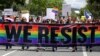 Cientos de miles marchan por derechos LGBT en EE.UU.