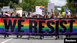 Los eventos se realizaron bajo una variedad de nombres, incluyendo la Marcha por la Igualdad en Washington y la Marcha de la Resistencia en Los Ángeles, que montamos en esta foto tomada en West Hollywood.