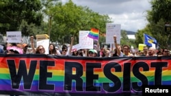 Pawai tahunan yang dikenal sebagai Pride Parade diganti dengan pawai yang disebut Resist March yang digalang oleh anggota komunitas LGBT untuk memprotes Presiden Donald Trump di West Hollywood, California tanggal 11 Juni 2017 (foto: REUTERS/Mike Blake)