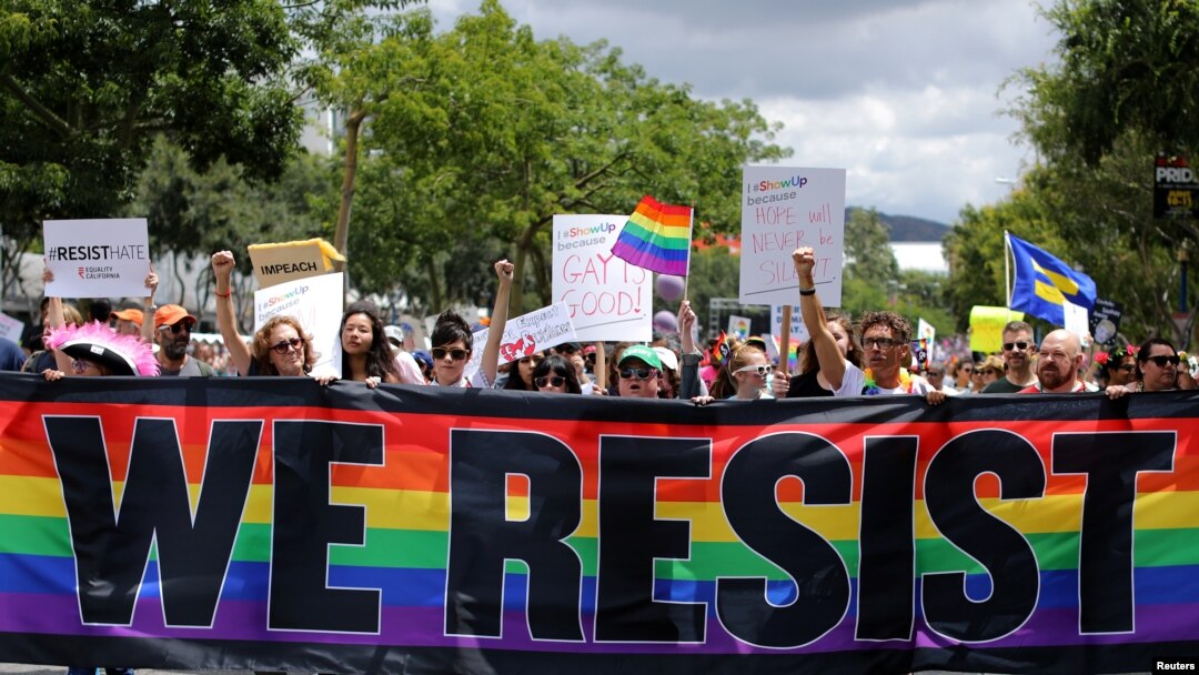 Pawai tahunan yang dikenal sebagai Pride Parade diganti dengan pawai yang disebut Resist March yang digalang oleh anggota komunitas LGBT untuk memprotes Presiden Donald Trump di West Hollywood, California tanggal 11 Juni 2017 (foto: REUTERS/Mike Blake)