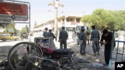 Polisi Afghanistan mengamankan daerah dekat terjadinya ledakan bom di Khost, sebelah selatan Kabul (foto: dok). Sebuah bom bunuh diri meledak di dekat pangkalan militer dan bandara di wilayah ini, Rabu (26/12), menewaskan tiga warga sipil dan melukai tujuh lainnya.