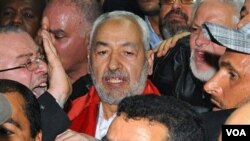 Rashid Ghannouchi disambut para pendukungnya saat tiba di bandara Tunis, Tunisia (30 Januari 2011).