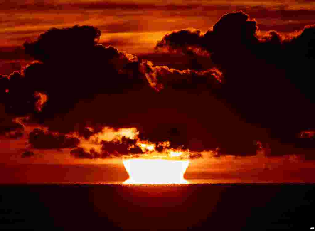 نمایی از غروب آفتاب در دریای بالتیک از ساحل شمال آلمان 