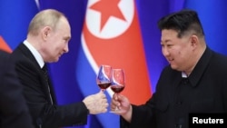 블라디미르 푸틴 러시아 대통령과 김정은 북한 국무위원장이 19일 평양에서 열린 국빈 만찬에서 건배를 하고 있다.