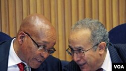 Presiden Afrika Selatan, Jacob Zuma (kiri) dan pejabat Uni Afrika Ramtane Lamamra dalam pertemuan Uni Afrika di Addis Ababa (26/8). Uni Afrika belum bersedia mengakui kelompok oposisi Libya (TNC) sebagai pemerintah sah di Libya.