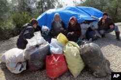 Syrians wait to enter Turkey at the Bab al-Salam border gate, Syria, Feb. 5, 2016.