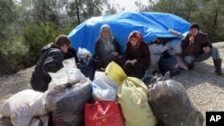 Сирийцы ожидают разрешения пройти в Турцию у пограничного КПП в селении Баб эль-Салам. Сирия. 5 февраля 2016 г.