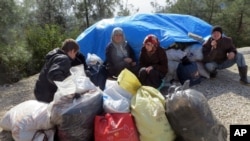 Bab əl-Salam sərhəd postunda suriyalılar Türkiyəyə daxil olmağı gözləyirlər. 5 fevral, 2016.